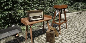 Möbel und ein altes Radio stehen draußen
