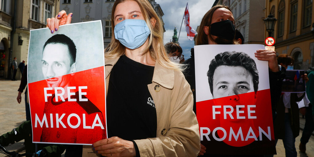 Demonstration mit Plakaten.