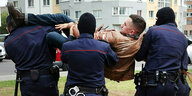 Stepan Latypow wird in seinem Wohnviertel von maskierten Polizisten weggetragen