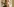Die Schriftstellerin Emma Cline steht vor einer Zimmertür in einem lichtdurchfluteten Raum mit blonden Haaren