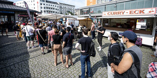 Menschen warten in der Schlange eines mobilen Impfteams auf dem Hermannplatz. Mit mobilen Impfteams will das Bezirksamt Neukölln Menschen in ihrem Bezirk unkompliziert impfen lassen