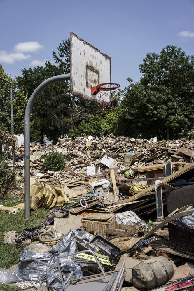 Müll unter einem Basketballkorb