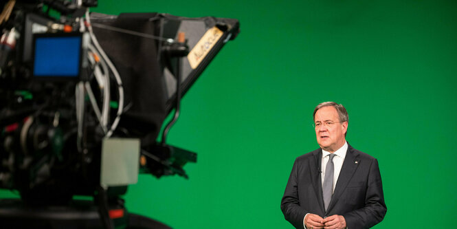 Ministerpräsident Laschet in einem Fersehstudio.