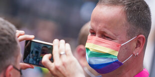 Klaus Lederer mit Mundschutz in Regenbogenfarben