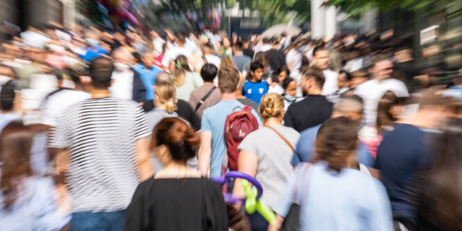 Menschenmenge in einer Frankfurter Fußgängerzone