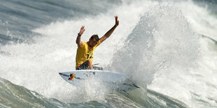 Der deutsche Surfer Leon Glatzer im Pazifik.