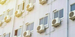 Klimakompressoranlagen an den Fenstern eines Gebäude montiert