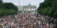 Menschenmassen während des CSD 2021 vor dem Brandenburger Tor