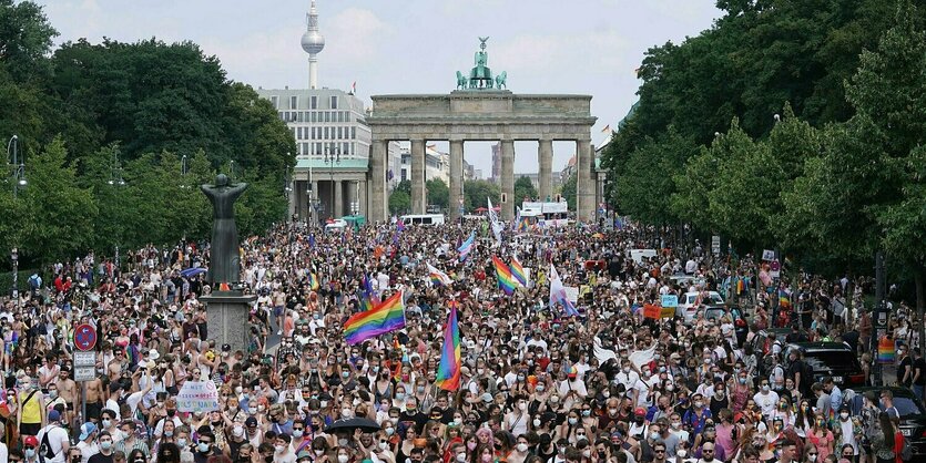 Menschenmassen während des CSD 2021 vor dem Brandenburger Tor