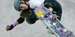 DFas Foto zeigt di 14-jährige Skateboarderin Lilly Stoephasius bei einem Sprung.