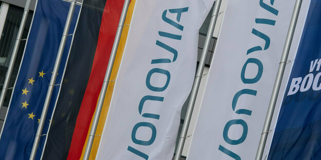 Das Bild zeigt Flaggen mit dem Unternehmensnamen vor dem Hauptsitz des Immobilienkonzerns Vonovia in Bochum.