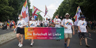 CSD-Teilnehmer mit Banner in Berlin.