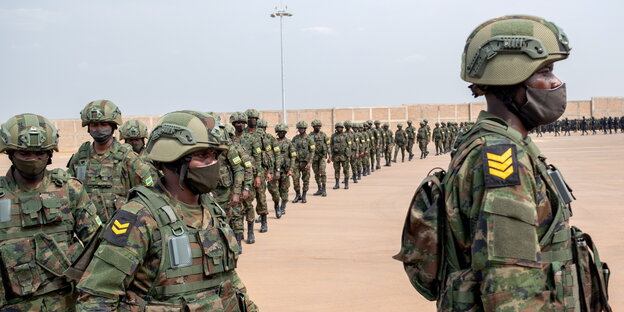 Ruandische Soldaten am Flughafen.
