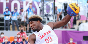 Ein schwarzer Basketballspieler mit Trikotaufdruck Japan