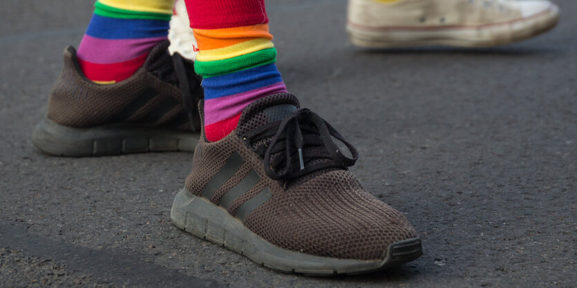 Socken in Regenbogenfarben