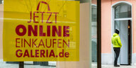 "Jetzt online einkaufen" steht auf einem Schild in einem Schaufenster eines Kaufhauses in der Innenstadt.