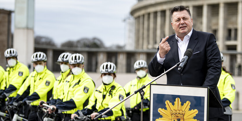 Andreas Geisel (SPD), Senator für Inneres und Sport, spricht während einer Pressekonferenz der Berliner Polizei zu Vorstellung der neuen Fahrradstreifen vor dem Olympiastadion.