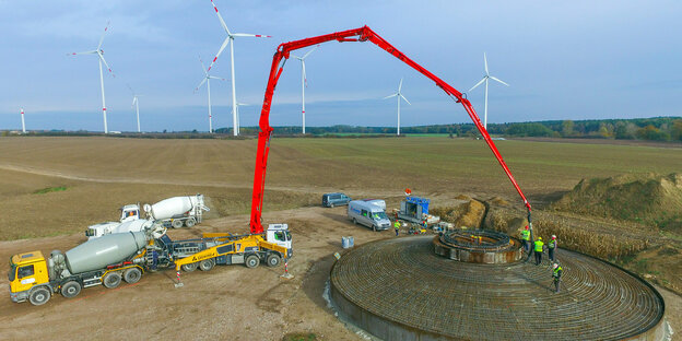 Brandenburg, Jacobsdorf: Arbeiter betonieren das Fundament einer Windenergieanlage im Landkreis Oder-Spree