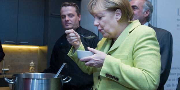 Angela Merkel probiert Suppe