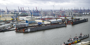 Wolken ziehen über den Hamburger Hafen.