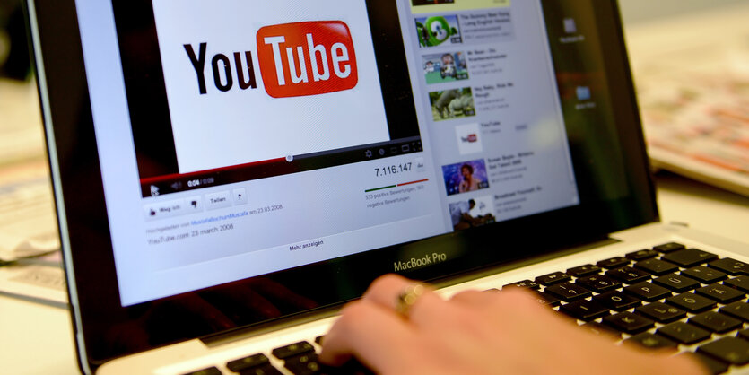 Ein Bildschirm zeigt die Videoplattform Youtube