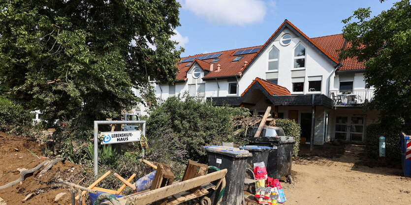 Haus der Lebenshilfe nach der Flut, Schlamm und Müll