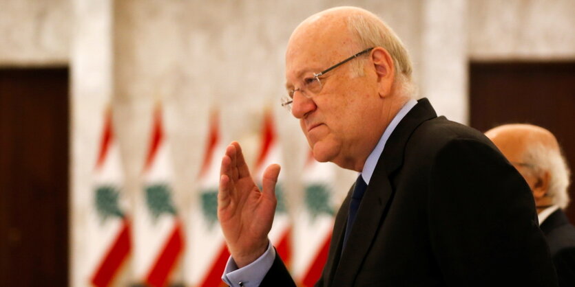 Mikati grüßt mit der Hand