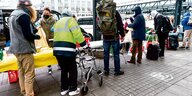 Helfer und Helferinnen der Bürgerinitiative "Hilfe für Hamburger Obdachlose" verteilen vor dem Hauptbahnhof Oster-Süßigkeiten und Lebensmittel an Bedürftige.