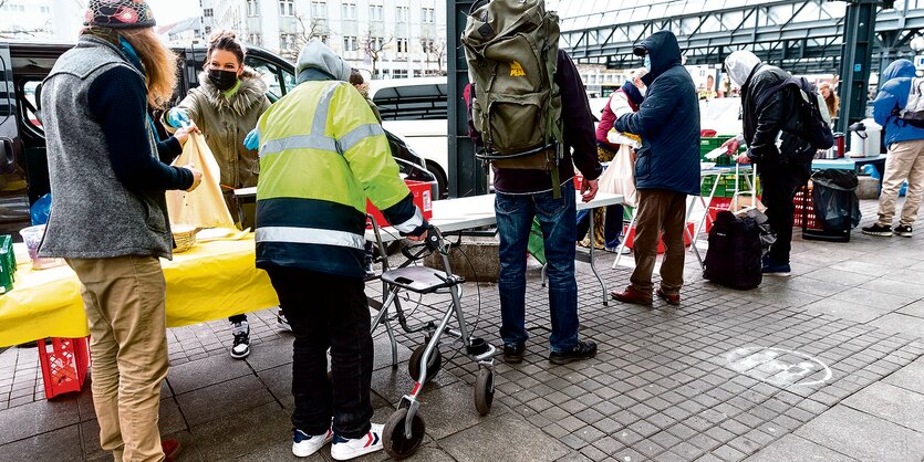 Helfer und Helferinnen der Bürgerinitiative "Hilfe für Hamburger Obdachlose" verteilen vor dem Hauptbahnhof Oster-Süßigkeiten und Lebensmittel an Bedürftige.