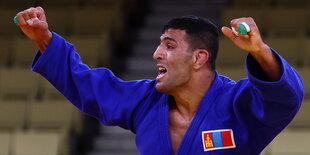 Saeid Mollai mit dem blauen Judoanzug, den die mongolische Flagge ziert