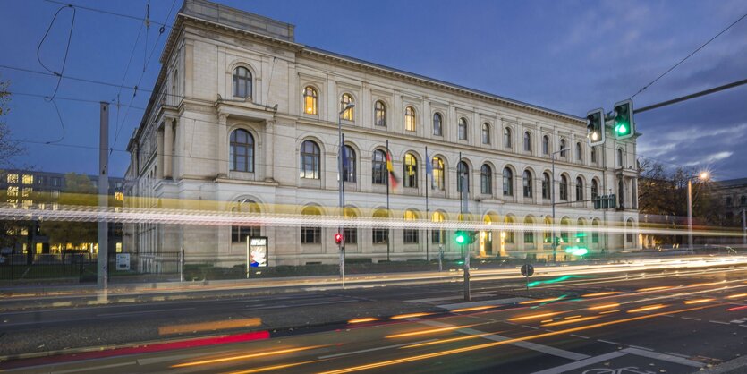 Ministerium für Verkehr am Abend, langgezogene Belichtungsspuren vom Verkehr