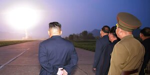 Kim Jong Un bei einem Raketentest.