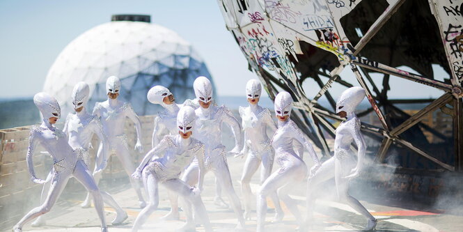 Tänzer vor ehemaliger Abhörstation auf dem Teufelsberg