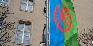 Roma-Fahne vor Rathaus Neukölln