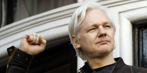 Assange reckt die Faust