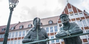 Die Figuren "Delftspucker" stehen am Ratsdelft in Emden.