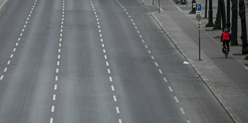 Straßenmarkierung ohne Verkehr in Berlin.