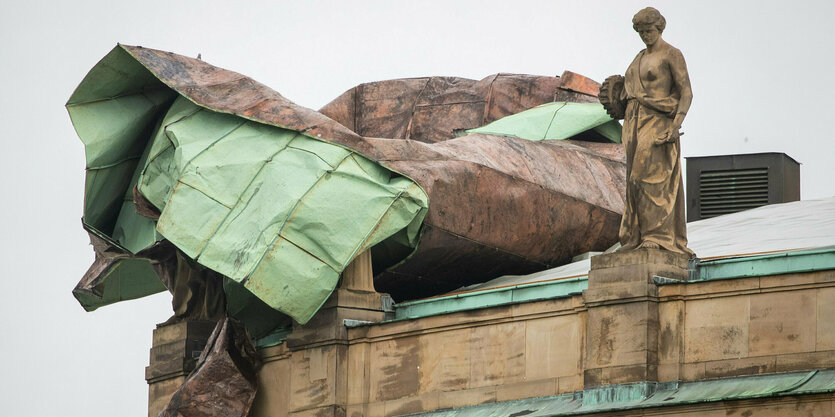 Teile des Dachs vom Stuttgarter Opernhaus sind von einem Unwetter stark beschädigt.