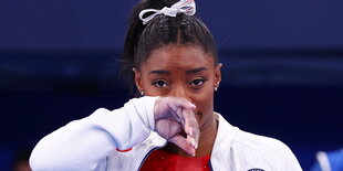 Simone Biles in Trainingsjacke nach einer Übung