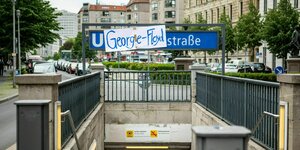 Eingang zum U-Bahnhof Mohrenstraße wurde mit einem Plakat überklebt mit der Aufschrift George Floyd
