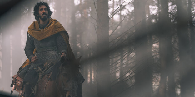 Gawain reitet durch einen nebelverhangenen Wald