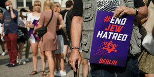 #End Jew Hatret steht auf einem Plakat
