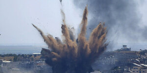 Rauch steigt auf nach einer Detonation über Gaza-Stadt