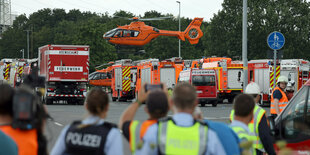 Ein Rettungshubschrauber startet nahe des Chempark.