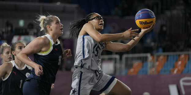 Basketballerin Allisha Gray setzt vor blauem Himmel zum Korbleger an