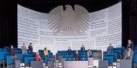 Ein Nachbau des Parlaments auf der Bühne des Oldenburgischen Staatstheaters.