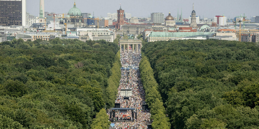 Dicht gedrängt stehen Tausende bei einer Kundgebung gegen die Corona-Beschränkungen auf der Straße des 17. Juni