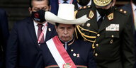 Mit weißem Strohhut und Präsidentenschärpe verlässt Pedro Castillo das Kongressgebäude