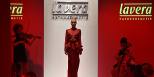 Ein Model läuft bei der Opening Show der Modemesse Lavera Showfloor 2014 im Umspannwerk am Alexanderplatz in Berlin über den Laufsteg.