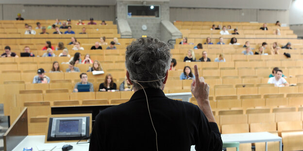 Studenten der Soziologie verfolgen 2014 eine Vorlesung zum Thema Statisk in einem der Hörsäle der Universität Bremen.